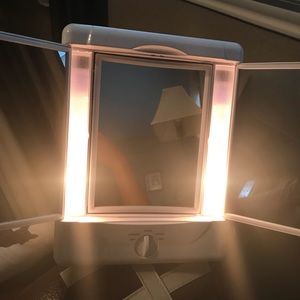 Foldable makeup mirror